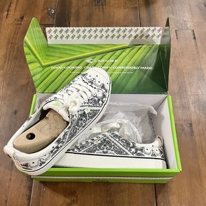 Cariuma Shoe Unisex OCA Low White Black Bandana Canvas Sneakers NIB Multiple